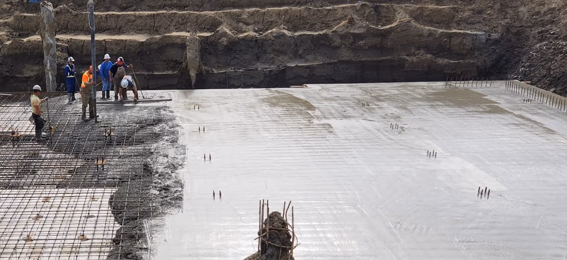 Crew finishing slab during continuous on-site batching